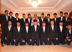 Recepción de los jugadores del Muangthong United en la Embajada de Tailandia